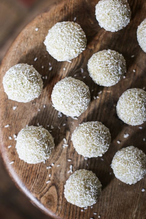 These Coconut Lime Energy Balls are the perfect snack when you need a boost. There is no sugar in them at all, refined, fruit or fake but instead loads of plant protein and of course plenty of yumminess. Lime Energy Balls, Gluten Free Snacks Recipes, Energy Boosting Snacks, Foodgawker Recipes, Cake Stall, Hemp Protein Powder, Coconut Balls, Gluten Free Crackers, Healthy Bars