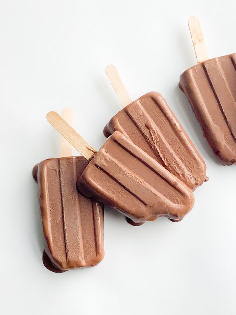 Nutella Popsicles Recipe, Homemade Fudgesicles, Nutella Popsicles, Iced Coffee Popsicles, How To Make Mocha, Fudgesicle Recipe, Homemade Fruit Popsicles, Coffee Popsicles, Homemade Nutella