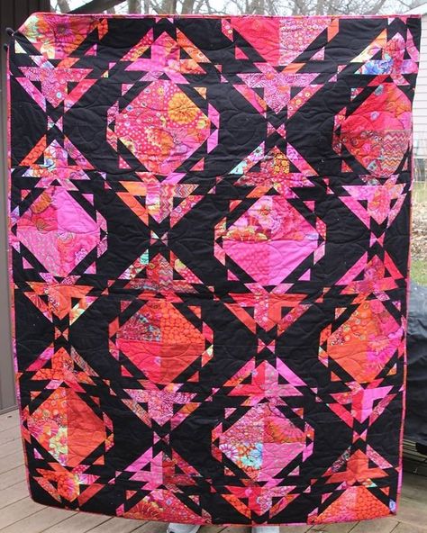 Gudrun Erla on Instagram: “🤩🎁 Wowsers Pam! Some lucky person's holiday will be merry and bright. Your Lucy quilt is fabulous. I just love how the Lipstick Kaffe…” Lucy Quilt Pattern, Ge Designs Quilts, Stripology Quilts, Kira Quilt, Black Quilts, Interesting Quilts, Layer Cake Patterns, Quilt Scraps, Quilt Books