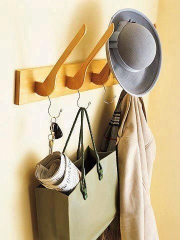 Diy Coat Rack, Diy Coat, Hallway Coat Rack, Deco Originale, Diy Upcycle, Wood Hangers, Hanger Rack, Clever Storage Solutions, Funky Junk