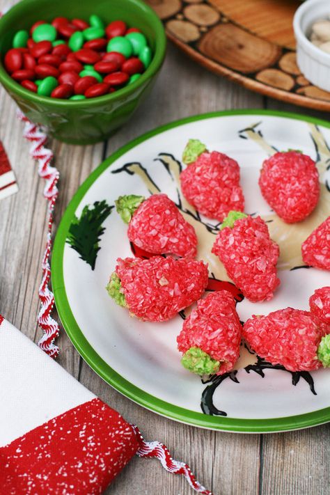 Strawberry coconut candies: Only 4 ingredients to make these delicious, festive cookies! Norwegian Krumkake Recipe, Candied Strawberries Recipe, Krumkake Recipe, Cheap Recipe, Christmas Strawberry, Walnut Fudge, Coconut Candy, Strawberry Candy, Festive Cookies