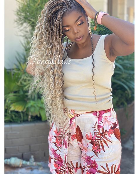 Brown And Blonde Hair Black Women Braids, Blond Micro Braids, Blonde Micro Braids Black Women, Human Braiding Hair Black Women, Blonde Tree Braids, Micro Braids Styles With Human Hair, Wet And Wavy Micro Braids Styles, Medium Micro Braids, Micro Braids For Black Women