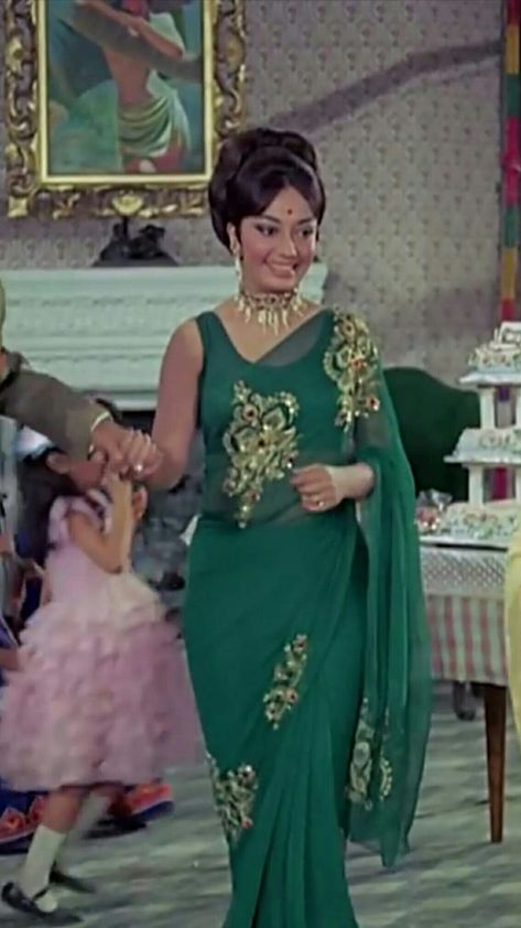 Hema Malini Retro Look, Retro Theme Party Outfit Indian, Retro Fashion 70s Indian, 60s Bollywood Fashion, Retro Saree Look, 70s Bollywood, 70s Hairstyle, Actress Style, Neetu Singh