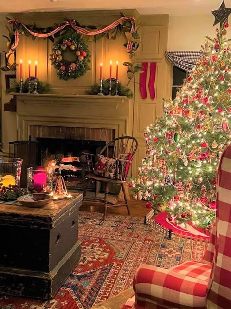 Homey Christmas Decor Ideas, Cozy Traditional Christmas Decor, Old Home Christmas Decor, Cozy Vintage Christmas Aesthetic, Colonial Christmas Aesthetic, English Cottage Christmas Tree, Christmas Cottage Aesthetic, Southern Christmas Aesthetic, Cottage Core Christmas Aesthetic