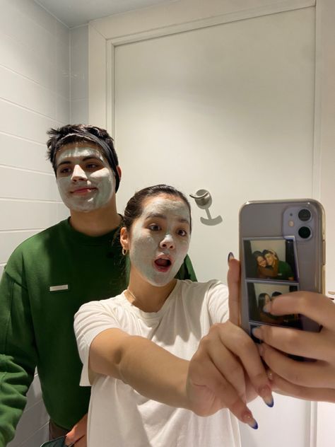 boyfriend girlfriend face masks skin care date inspo photo idea date idea skincare Caring Girlfriend Pictures, Boyfriend Face Mask, Skincare Date With Boyfriend, Skin Care Date Couple, Face Masks With Boyfriend, Skin Care With Boyfriend, Boyfriend Facial, Skincare With Boyfriend, Face Mask Date