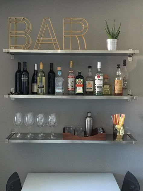 13 apartment decoration ideas you can easily copy! Get this kitchen bar idea, DIY apartment bar idea, apartment decoration on a budget, apartment kitchen, college apartment, bar idea kitchen, college decor ideas, apartment hacks  *i do not own this picture. for credit or removal please message me Ideas De Mini Bar, Apartment Bar, Small Space Hacks, Apartment Hacks, Trendy Apartment, College House, First Apartment Decorating, College Decor, College Apartment Decor