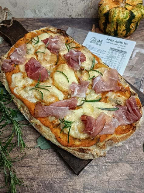 PINSA ROMANA AUTUNNALE - Ketty cucino oggi? Sandwich Design, Pizza Lovers, Authentic Italian, Food Menu, Sandwiches, Pizza, Cooking Recipes, Drinks, Pins