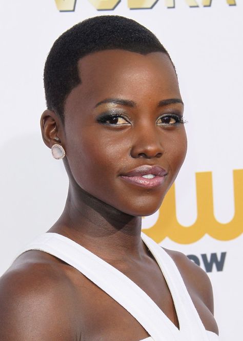 Pin for Later: 40 Reasons Lupita Nyong'o Deserves the Title "Most Beautiful" Critics' Choice Awards Lupita wore a faux widow's peak on the Critics' Choice Awards red carpet that directed the eye right down to her silvery gray eye makeup. Round Face Haircuts Short, Widows Peak Hairstyles Women, Widows Peak Hairstyles, Buzz Haircut, Grey Eye Makeup, Pompadour Style, Buzz Cut Hairstyles, Red Carpet Makeup, Lupita Nyong