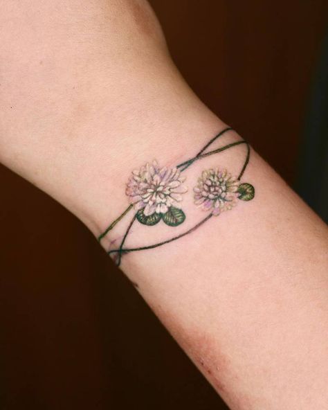 Clover And Flower Tattoo, Knot Bracelet Tattoo, Best Flower Tattoos For Women, Clover Vine Tattoo, Watercolor Armband Tattoo, Watercolor Wrist Tattoos For Women, Watercolor Bracelet Tattoo, Flower Petals Tattoo, Friends Flower Tattoo