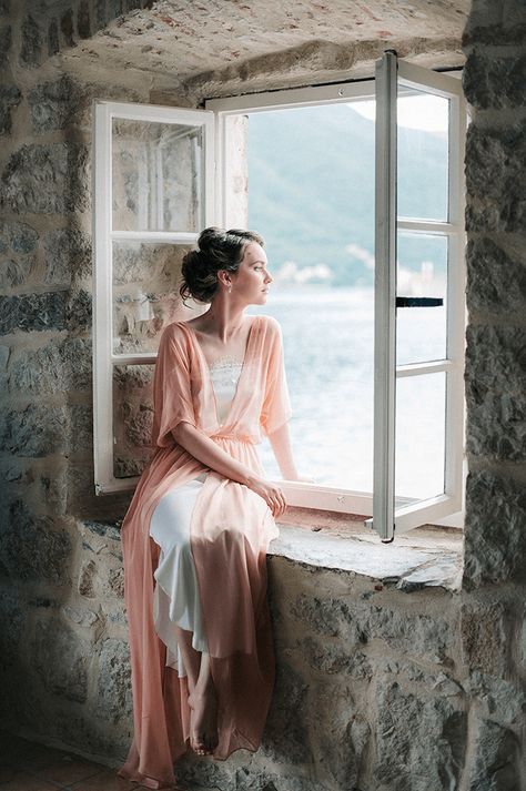 Fashion Fotografie, Sentimental Wedding, 사진 촬영 포즈, Painted Ladies, Preowned Wedding Dresses, Looking Out The Window, Woman Sitting, Jolie Photo, 인물 사진