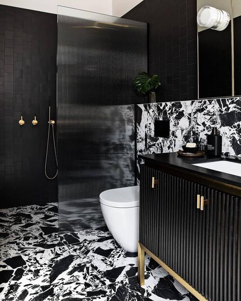 Black And White Marble Bathroom, Beautiful Tile Bathroom, Bold Bathroom, Craftsman Bathroom, White Marble Bathrooms, Washroom Design, Fluted Glass, Gorgeous Bathroom, Toilet Design