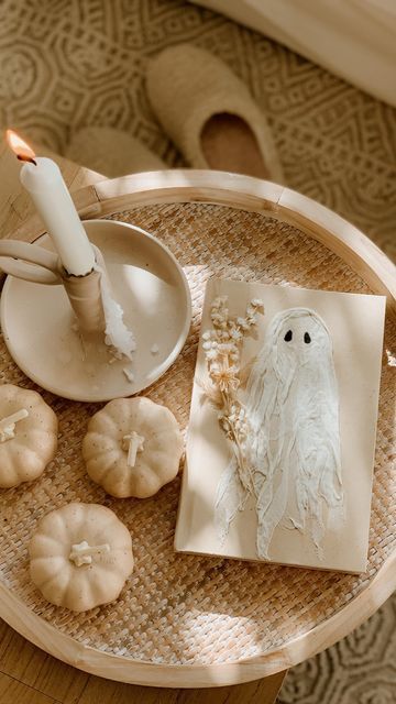 Halloween Beige Aesthetic, Cream Halloween Aesthetic, Neutral Halloween Mantle, Halloween Decorations Neutral, Neutral Halloween Aesthetic, Earthy Halloween Decor, Ghost Tablescape, Halloween Neutral Decor, Beige Halloween Aesthetic