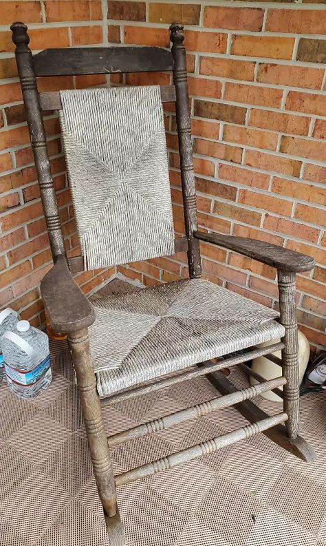 Cracker Barrel Rocking Chair, Diy Wall Sconces, Rocking Chair Makeover, Painted Rocking Chairs, Diy Rocking Chair, Old Rocking Chairs, Wooden Plant Pots, Solar Lights Diy, Chair Redo