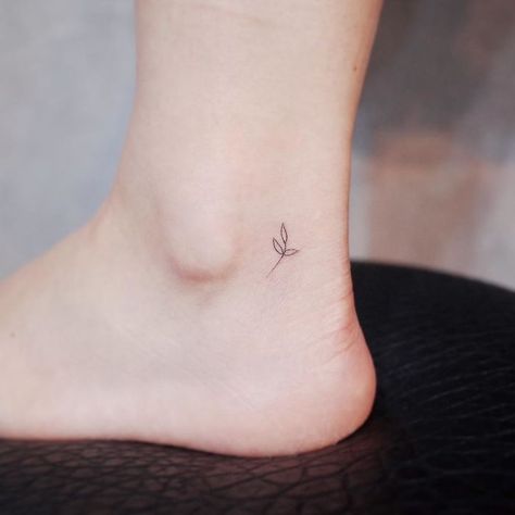 10+ Tiny Discreet Tattoos For People Who Love Minimalism By Witty Button Tato Minimal, Basic Tattoos, Muster Tattoos, Delicate Tattoo, Discreet Tattoos, Dainty Tattoos, Subtle Tattoos, Pattern Tattoo, Nature Tattoos