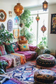 Jewel Tone Living Room Bohemian, Living Room Inspiration Bohemian, Boho Colorful Living Room, Small Apartment Living Room Layout, Colorful Boho Living Room, Couch Inspiration, Jewel Tone Living Room, Hippie Living Room, Living Room Boho Chic