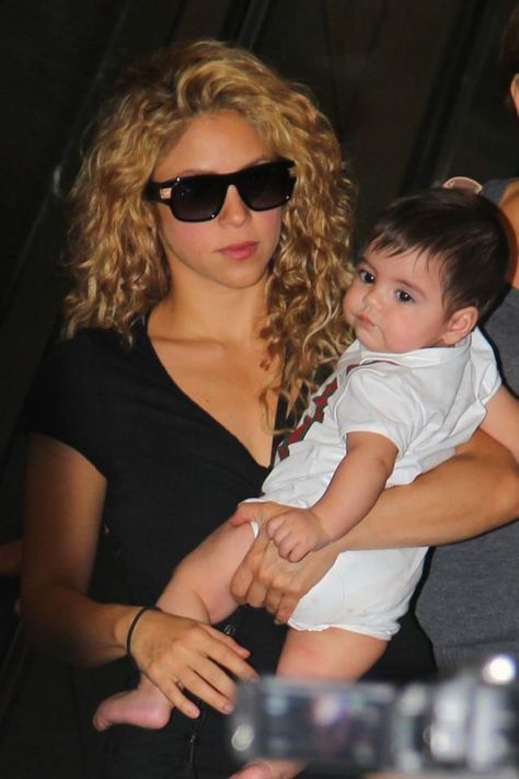 Shakira and her baby boy Milan Shakira Body, Shakira And Gerard Pique, Shakira Hips, Shakira Photos, Gerard Pique, Famous Moms, The Love Club, Shakira, Grammy Awards