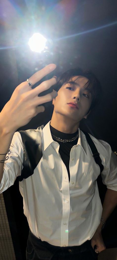 The Boyz Hyunjae Wallpaper, Hyunjae The Boyz Boyfriend Material, Juyeon The Boyz Wallpaper, The Boyz Wallpaper, Hyunjae The Boyz, Tbz Hyunjae, The Boyz Hyunjae, Photoshoot Video, Hyun Jae