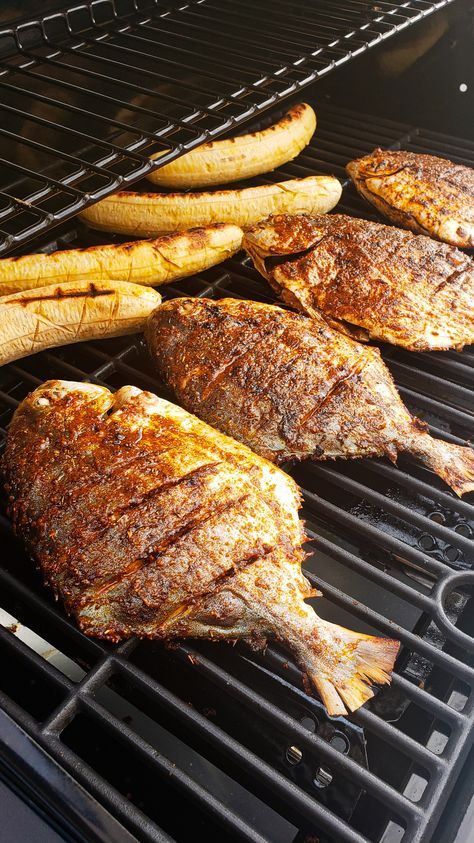 Barbeque Fish Recipes, Fish On The Grill, Fish Bbq, Barbecue Fish, Whole Fish Recipes, Cooked Fish, Grill Fish, Fish Grill, Grilled Fish Recipes