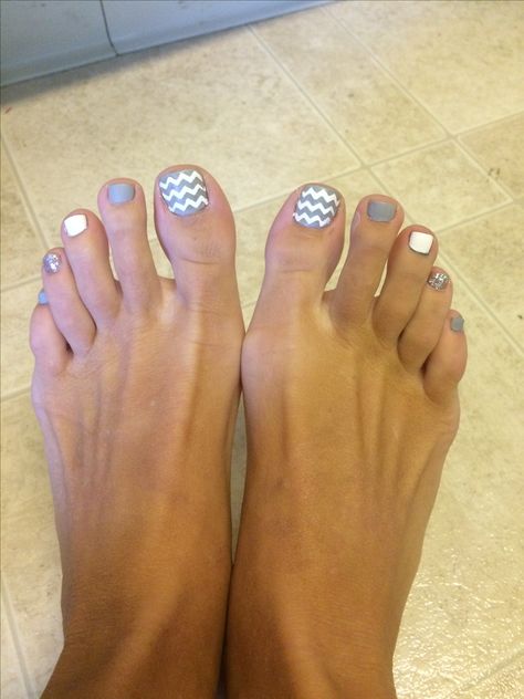 Grey white toe nails, chevron Grey Toe Nail Designs, Nails Blue And White, Foot Nail Art, Easy Toe Nail Designs, Foot Nail, Summer Toe Nails, Coloring Art, Nail Pops, Liquid Nails