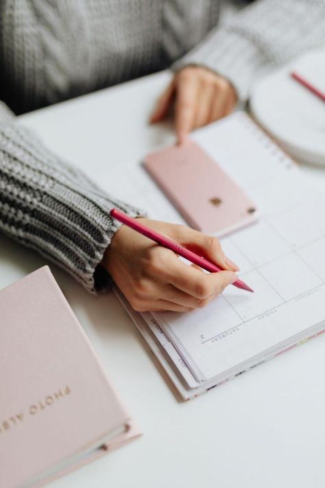 Social Media Marketing Manager, Branding Photoshoot Inspiration, Personal Branding Photoshoot, Women Writing, Business Portrait, Business Photos, Work Inspiration, Photographer Branding, Branding Photoshoot