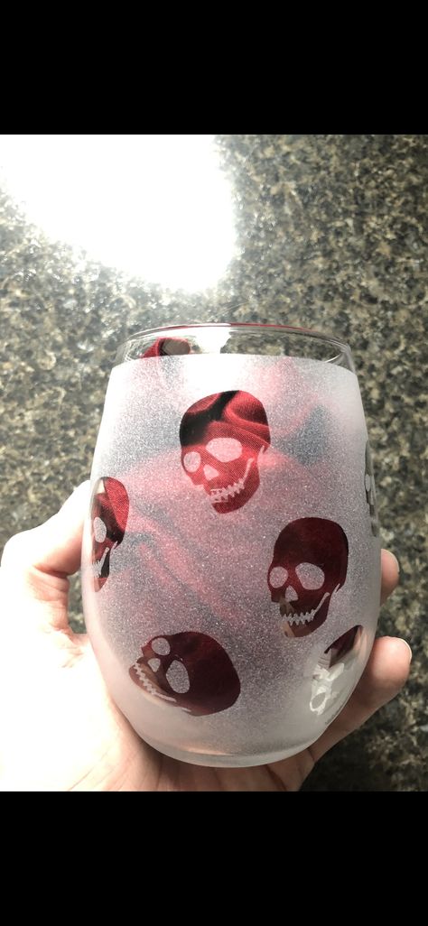 Shot Glasses Diy, Fall Wine Glasses, Cricut Wine Glasses, Glass Etching Diy, Halloween Wine Glasses, Gift Alcohol, Diy Wine Glasses Painted, Glass Etching Patterns, Fun Wine Glasses