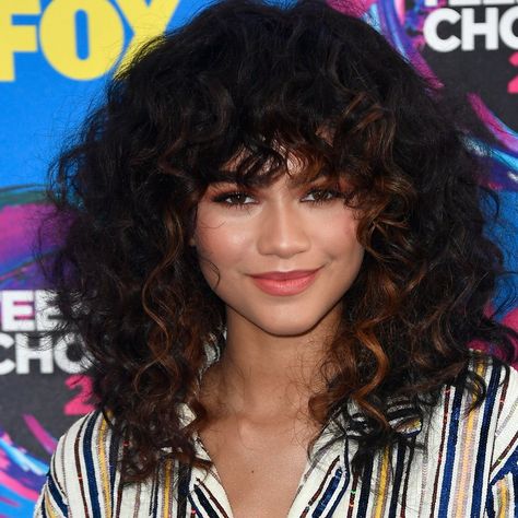 You've never seen Zendaya like this. Hair Plopping, Growing Out Bangs, Roll Hairstyle, Curly Bangs, Blonde Pixie Haircut, Air Dry Hair, Hair Mousse, Celebrity Hair Stylist, Curly Hair With Bangs