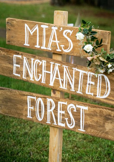 Boho enchanted forest party sign. Click here to see more party ideas #GirlsPartyIdeas Woodland Forest Party, Enchanted Forest Birthday Party, Woodland Fairy Birthday, Enchanted Forest Birthday, 21st Birthday Sign, Woodland Fairy Party, Enchanted Forest Party, Forest Birthday Party, Enchanted Forest Theme