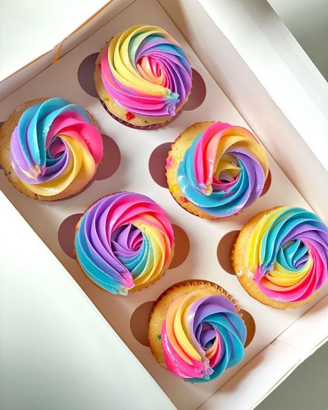 Hen Cupcakes, Bright Cupcakes, Dainty Desserts, Nyc Cake, Easy Cupcakes Decoration, Rainbow Desserts, Barbie Party Decorations, Happy Friyay, Colorful Cupcakes