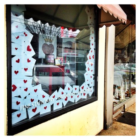 Decoration For Coffee Shop, Window Drawings, Valentines Window Display, Boutique Window Displays, Valentines Day Decoration, Window Display Retail, Decoration Vitrine, Window Drawing, Store Window Display