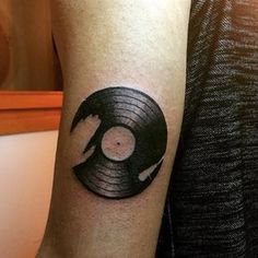 Old School Forever With These Rad Vinyl Record Tattoos Turntable Tattoo Design, Vinyl Record Tattoos, Vinyl Tattoo Ideas, Vinyl Tattoo Record, Record Tattoo Vinyl, Dj Tattoo Designs, Vinyl Record Tattoo, Record Tattoo, Vinyl Tattoo