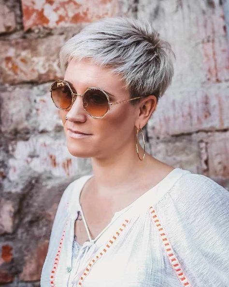 flotte kurzhaarfrisuren ab 60 mit brille Short Pixie Haircuts For Women, Cropped Hair, Pixie Haircuts For Women, Short Grey Hair, Blonde Pixie Haircut, Short Straight Hair, White Blonde, Pixie Haircuts, Short Pixie Haircuts