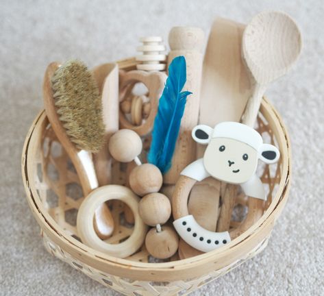 Montessori Treasure Basket, Treasure Baskets For Babies, Baby Treasure Basket, Babies Activities, Sensory Basket, Montessori Resources, Montessori Trays, Natural Learning, Treasure Basket