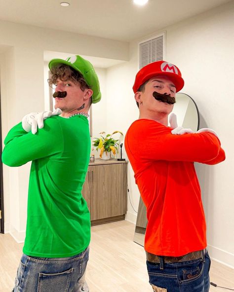 Halloween Costumes Mlm, Male Halloween Costumes Men, Gay Couple Costumes, Gay Couple Halloween Costumes, Halloween Costumes Men Aesthetic, Halloween Costumes Male, Male Halloween Costumes, Mario And Luigi Costumes, Easy Mens Halloween Costumes