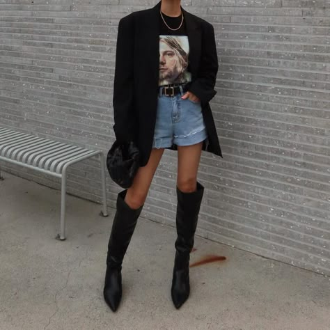 M O D U S (@__modus) • Instagram photos and videos Blazer Night Out Outfit, Blazer And Boots Outfit, Boots Outfit Inspiration, Short Blazer Outfits, Short Boots Outfit, Black Tshirt Outfit, Jeans Boots Outfit, Graphic Tshirt Outfit, Black Shorts Outfit