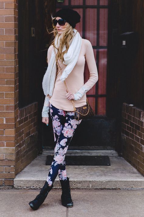 Pattern Leggings Outfit, Patterned Leggings Outfits, White Striped Dress Outfit, Floral Leggings Outfit, Floral Pants Outfit, Pattern Leggings, Miniskirt Outfits, Patterned Leggings, Leggings Outfit