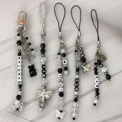 These cute BTS charms can go anywhere! On your phone, your purse or keys. Very easy to connect. Perfect for you or your ARMY friends. All are handmade and made with various beads, stretchy cord, & a keyring rope. Charm Keychain Diy, Kpop Phone Charms, Key Chains Diy Handmade, Grunge Keychain, Keychain For Phone, Diy Merch, Keyring Charms, Bts Keychain, Army Friends