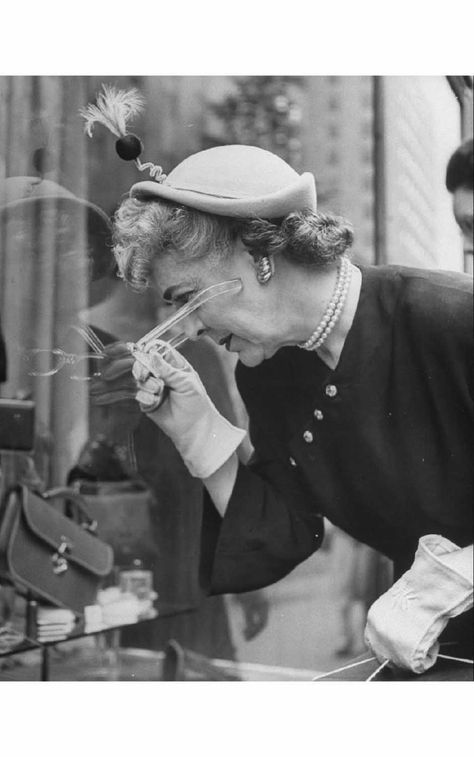 Woman shopping on 5th Avenue for a hat 1948 © Nina Leen Nina Leen, Woman Shopping, 1950s Hat, Fashion Decades, Editorial Photos, 5th Avenue, A Penny, Window Shopping, Life Pictures