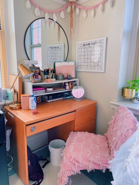 College Desk Vanity, Dorm Room Vanity Desk, Dorm Desk Organization, Pretty Dorm Room, Dorm Room Desk, College Desk, Desk Idea, Pink Dorm Rooms, College Dorm Room Inspiration