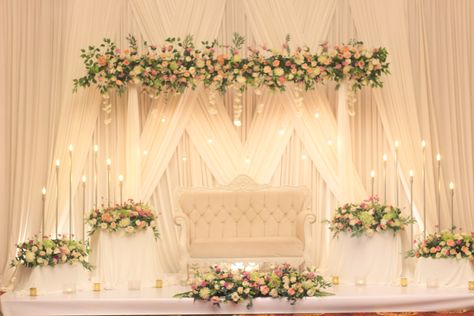 Wedding Stage Simple Decoration, Wedding Ceremony Stage Decorations, Wedding Throne Designs, Engagement Hall Decoration Indian, Reception Backdrop Ideas Indian, Ring Ceremony Backdrop, Wedding Throne Decoration, Wedding Hall Decorations Simple, Wedding Stage Decorations Simple