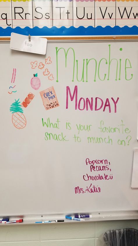 Munchie Monday-- random questions each day/week on a white board that people can write on during their lunch period?! Monday Classroom Morning Message, Monday White Board Prompt, Monday Classroom Board, White Board Question Of The Day, Daily Classroom Questions, Monday Question Of The Day Classroom, Monday Board Prompts, School White Board Ideas, Daily White Board Ideas