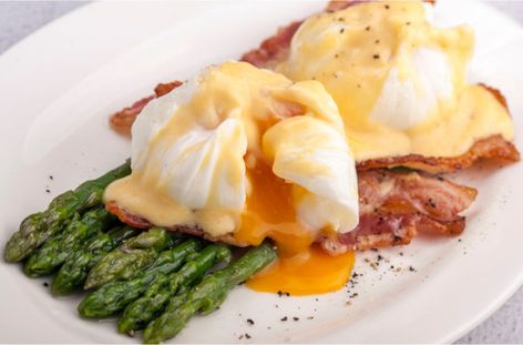 Enjoy this classic bistro favorite at home with this amazing Weekend Eggs Benedict recipe! This recipe features sauteed asparagus, crispy bacon, poached eggs, and silky hollandaise sauce for a nutritious and delicious breakfast option. Trust us, you won’t even miss the English muffin! Sauteed Asparagus, Benedict Recipe, Saute Asparagus, Eggs Benedict Recipe, Egg Benedict, Delicious Keto Recipes, Keto Healthy, Keto Bagels, Breakfast Keto