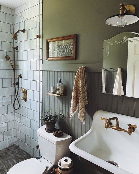 Small Victorian Bathroom, Victorian House Bathroom, Victorian Home Remodel, Bungalow Addition, Victorian Style Bathroom, Brass Shelf, Cottage Bath, Brass Shelves, Big Baths