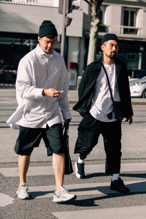 The Best Street Style from Paris Fashion Week Japanese Street Fashion Men, Chinese Streetwear, China Street Fashion, Japanese Mens Fashion, Asian Men Fashion, Japan Fashion Street, Paris Fashion Week Men, Chubby Men, Chinese Fashion Street