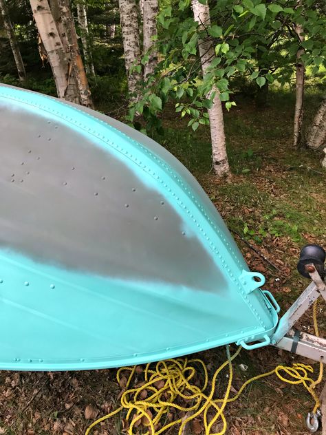 I Spray Painted a Boat! Turquoise Boat Makeover (Sponsored by Rust-Oleum). See How to Paint Metal so it Really Sticks. Cheap Boat Makeover. John Boat Paint Ideas, Aluminum Boat Paint Ideas, Aluminum Boat Ideas, Aluminum Boat Paint, Aluminum Canoe, Boat Carpet, John Boats, Aqua Paint, Boat Paint