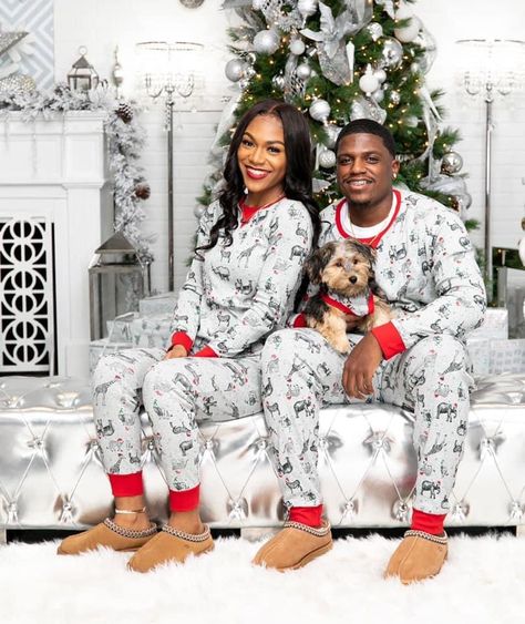 Family Photoshoot Christmas, Couples Holiday Photos, Family Christmas Pictures Outfits, Christmas Photos Outfits, Christmas Couple Photos, Dog Christmas Pictures, Photoshoot Christmas, Christmas Couple Pictures, Christmas Pictures Outfits