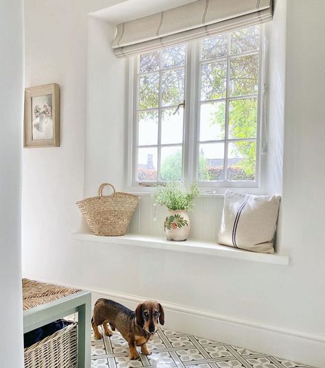 P E O N Y & S A G E on Instagram: “A beautiful repost from @homeatthefarmhouse I just love her home.  This gorgeous window features our Faded Charcoal Grainsack Linen x Hope…” Cute Cottage Interior, Cottage Blinds, Small Cottage Interiors, Linen Blind, English Cottage Interiors, Cottage Curtains, Cottage Windows, Cottage Renovation, Nice Weather