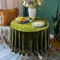 Purple Table Cloth Wedding, Wedding Decor Eclectic, Colorful Tablecloth Wedding, Green Table Decor Wedding, Layered Table Cloth Ideas, Green Table Cloth Wedding, Tablescapes Round Table, Wedding Table Cloth Ideas, Cozy Table Setting