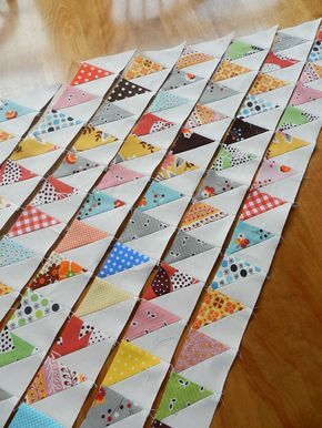 Super simple way to make triangles...this had me awestruck... Quilting Beginners, Quilt Measurements, Triangle Quilts, Quilt Modernen, Half Square Triangle Quilts, Quilt Border, Scrappy Quilt, Triangle Quilt, Diy Quilt