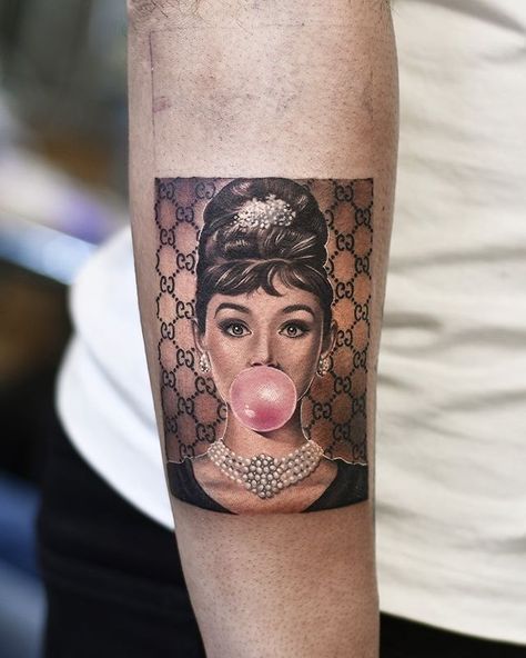 Dani Ginzburg on Instagram: “GUCCI GANG 🐝 Tag @gucci…” Audrey Hepburn Tattoo, Gucci Tattoo, Inked Magazine Tattoos, Steve Butcher Tattoo, Nikko Hurtado, Foo Dog Tattoo, Fu Dog, Fantasy Tattoos, Iphone Wallpaper Glitter