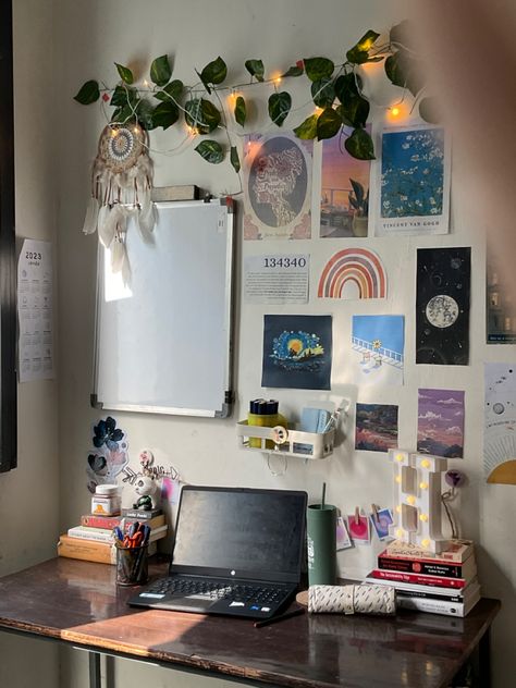 Get creative with your space. Understand what works best for you. Hostel and dorm room desks can be made aesthetic as well. Check out my instagram for more such ideas ⭐️ My Study Room, Room Study Table Ideas Aesthetic, Hostel Room Study Table Decoration, Aesthetic Small Room Decor Ideas, Room Decorations Ideas Aesthetic, Aesthetic Room Decorations Diy, Aesthetic Art Room Ideas, Decorating Ideas For Study Table, Aesthetic Room Study Table